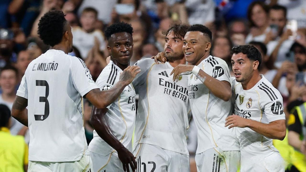 为国出战14次打进1球，尹鸿博获得印有19号的国足纪念球衣（尹鸿博获19号国足纪念球衣：14次出场贡献1球）