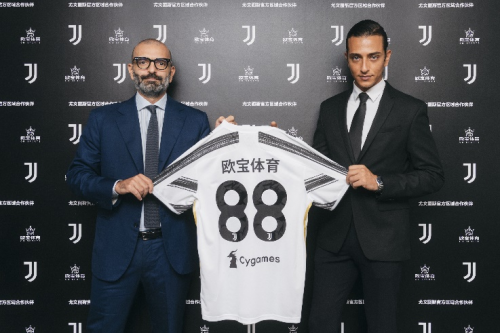 那个拥抱是整场最温暖的画面