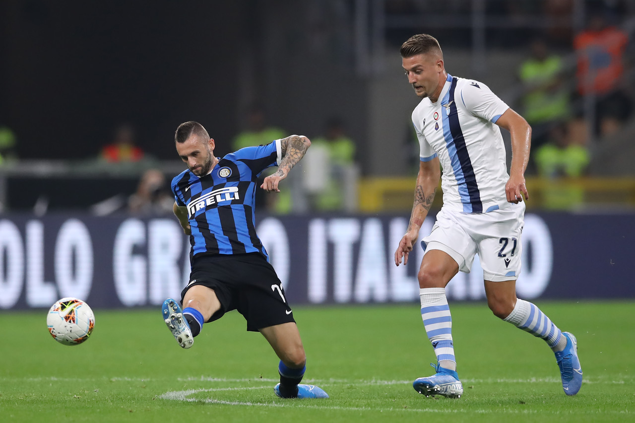 拉普拉塔大学生抗议阿足协新规，背身列队迎接联赛冠军罗萨里奥