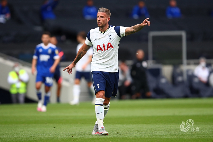 阿隆索纠错! 皇马6000万前锋蜕变：边缘人晋升主力 全队受益（阿隆索大胆纠偏，皇马6000万前锋逆袭成主力：从边缘人到中坚，全队获益）